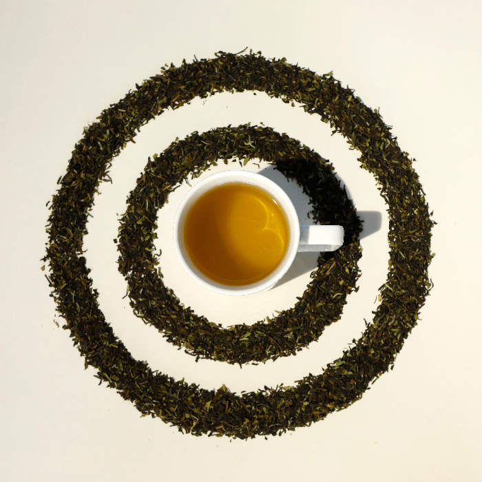 Sypaný čaj Makaibari Kusmitea v bílém hrnku