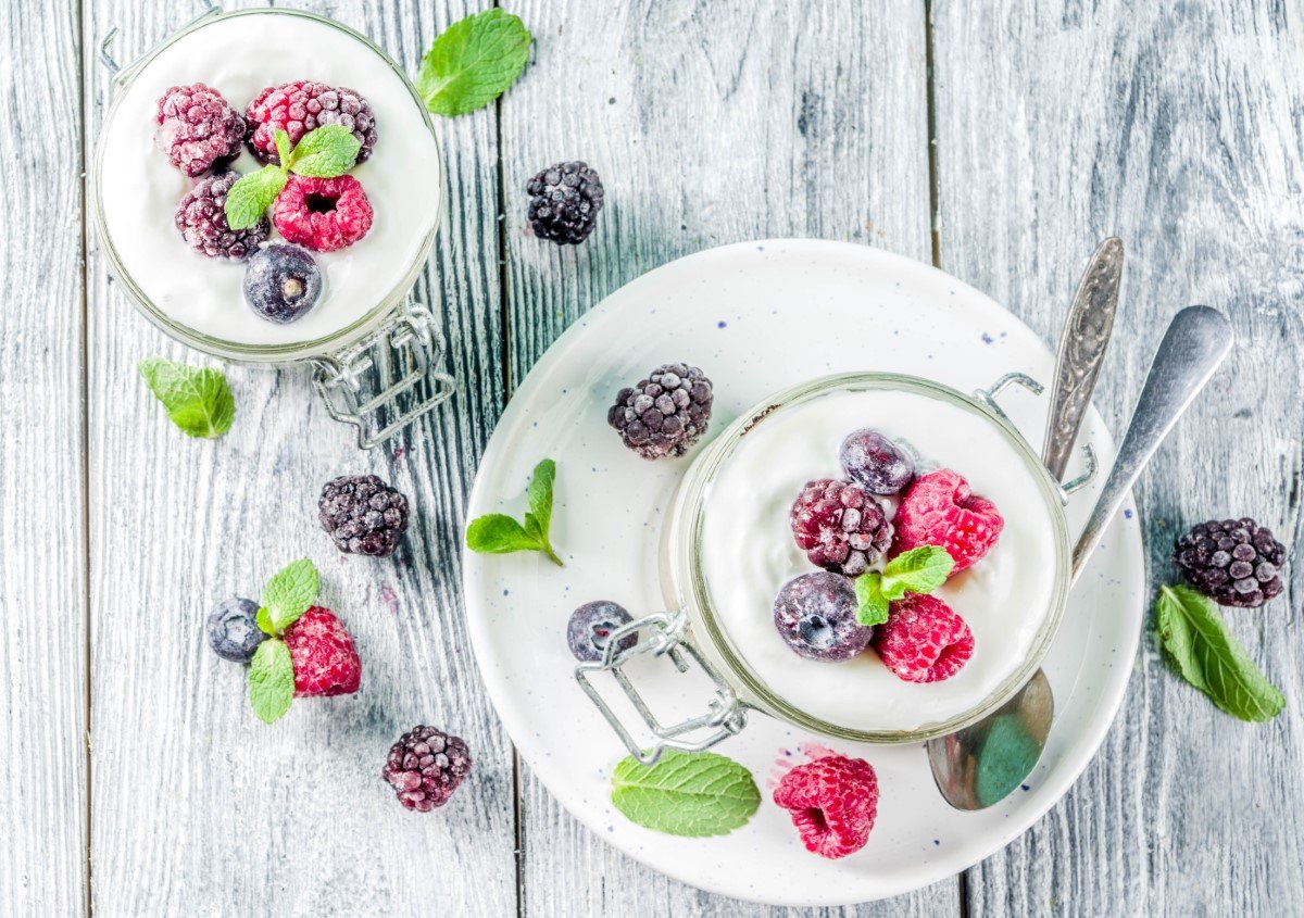 Nadýchaná svačinka na letní piknik – jemný mascarpone krém s vanilkou, šlehačkou a ovocem