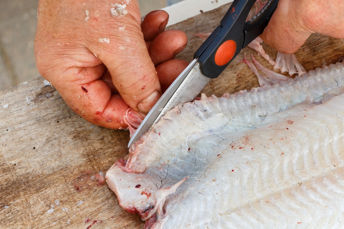 Jak očistit mořský jazyk - stříhání ploutví kuchyńskými nůžkami