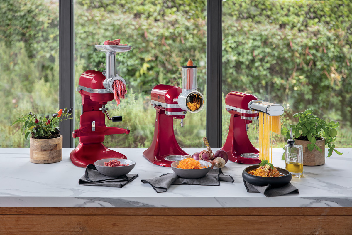 Červený kuchyňský robot KitchenAid Artisan s nástavcem na těstoviny, kovovým mlýnkem na maso, zeleninu
