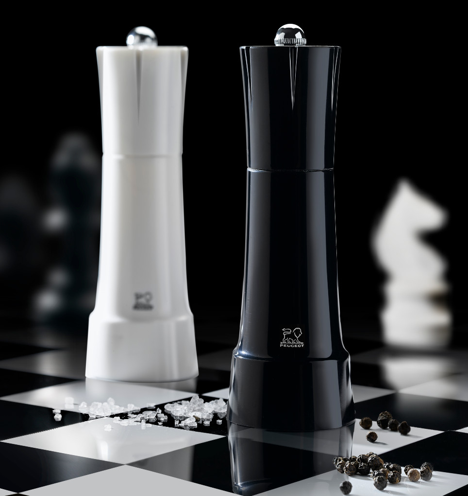 Peugeot Šachy bílý a černý set polymerových mlýnků na sůl a pepř