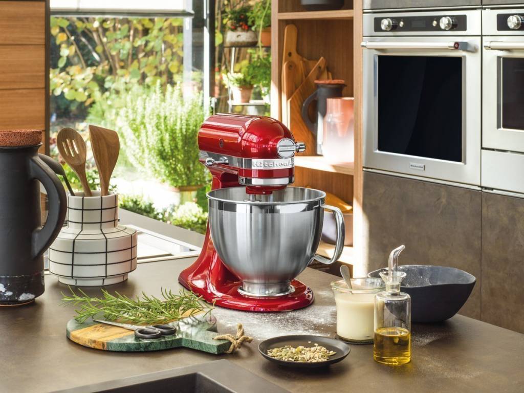 Kuchynský robot KichtenAid v retro dizajne a lesklej červenej farbe