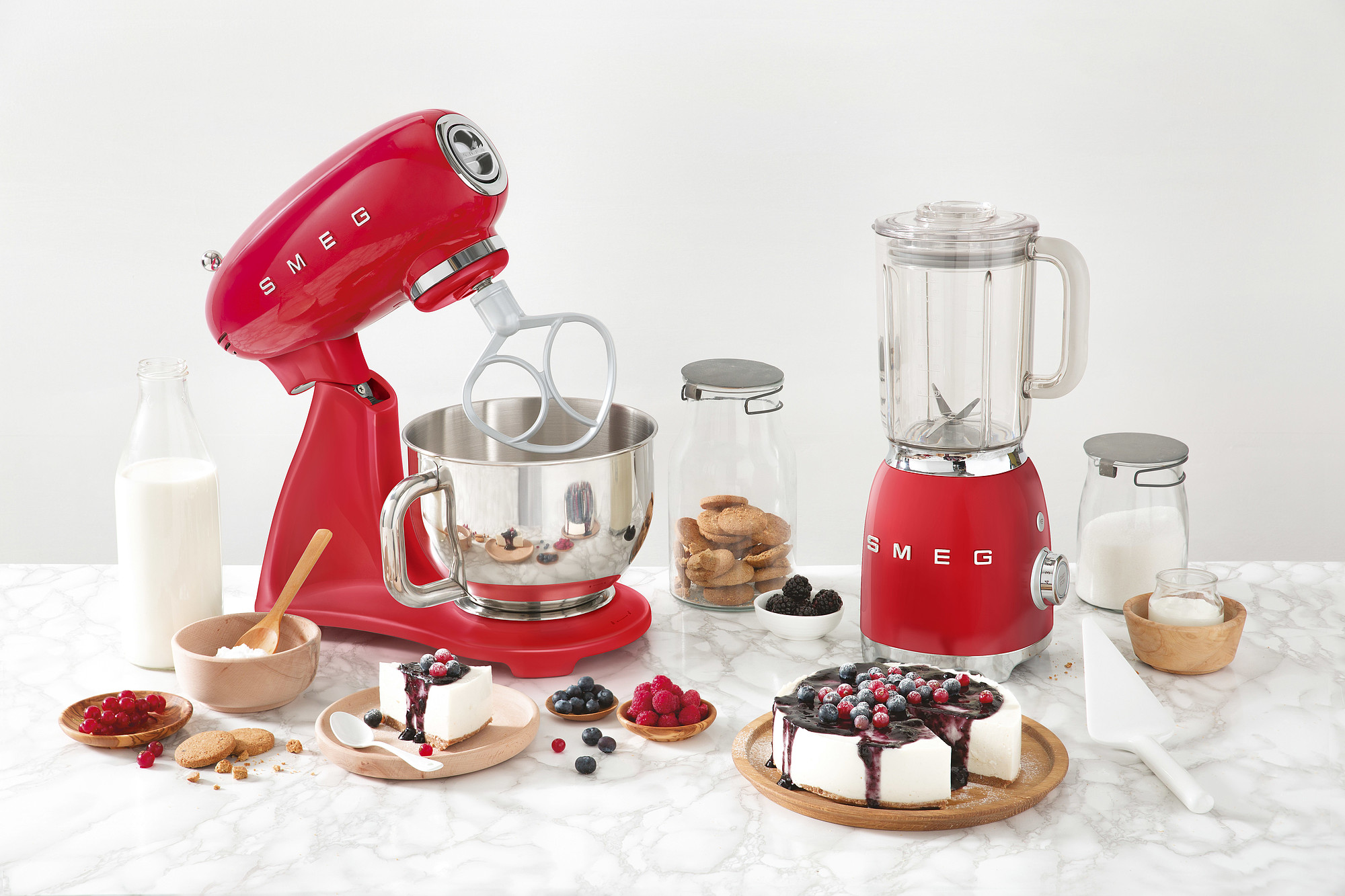 Kuchynský robot a stolný mixér SMEG v červenej farbe