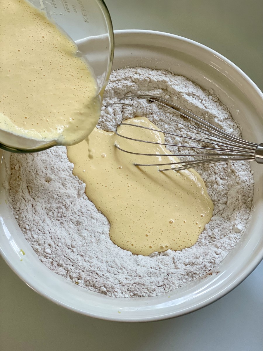 Pepa Maršálek- postup na tekvicovú tortu. Krok 2, rozmixovanú tekvicu s cmarom a olejom vlejte do sypkých ingrediencií vo väčšej mise. Využiť môžete napríklad misu na šalát Emile Henry alebo Mason Cash.