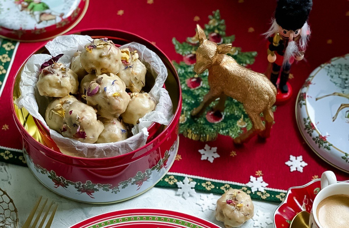 Vianočné maslové guličky s pekanovými orechami a rumovou polevou