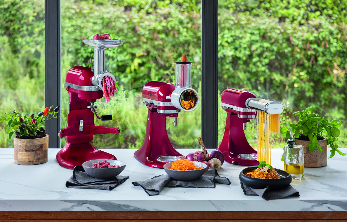Červený kuchynský robot KitchenAid Artisan s nástavcom na cestoviny, kovovým mlynčekom na mäso, zeleninu