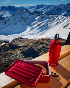 Červená hliníková fľaša na vodu 1l Sigg Travel Red a desiatový lunchbox Plus L Red